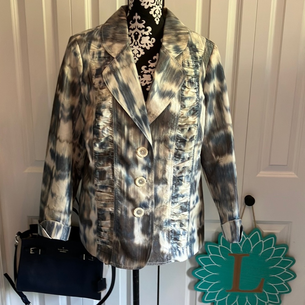 Gorgeous Laura plus blue gray cream “tie dye” effect blazer.